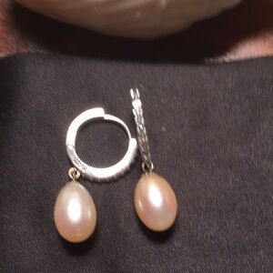 Lovely Sterling Silver 925 fresh water pearl earrings.